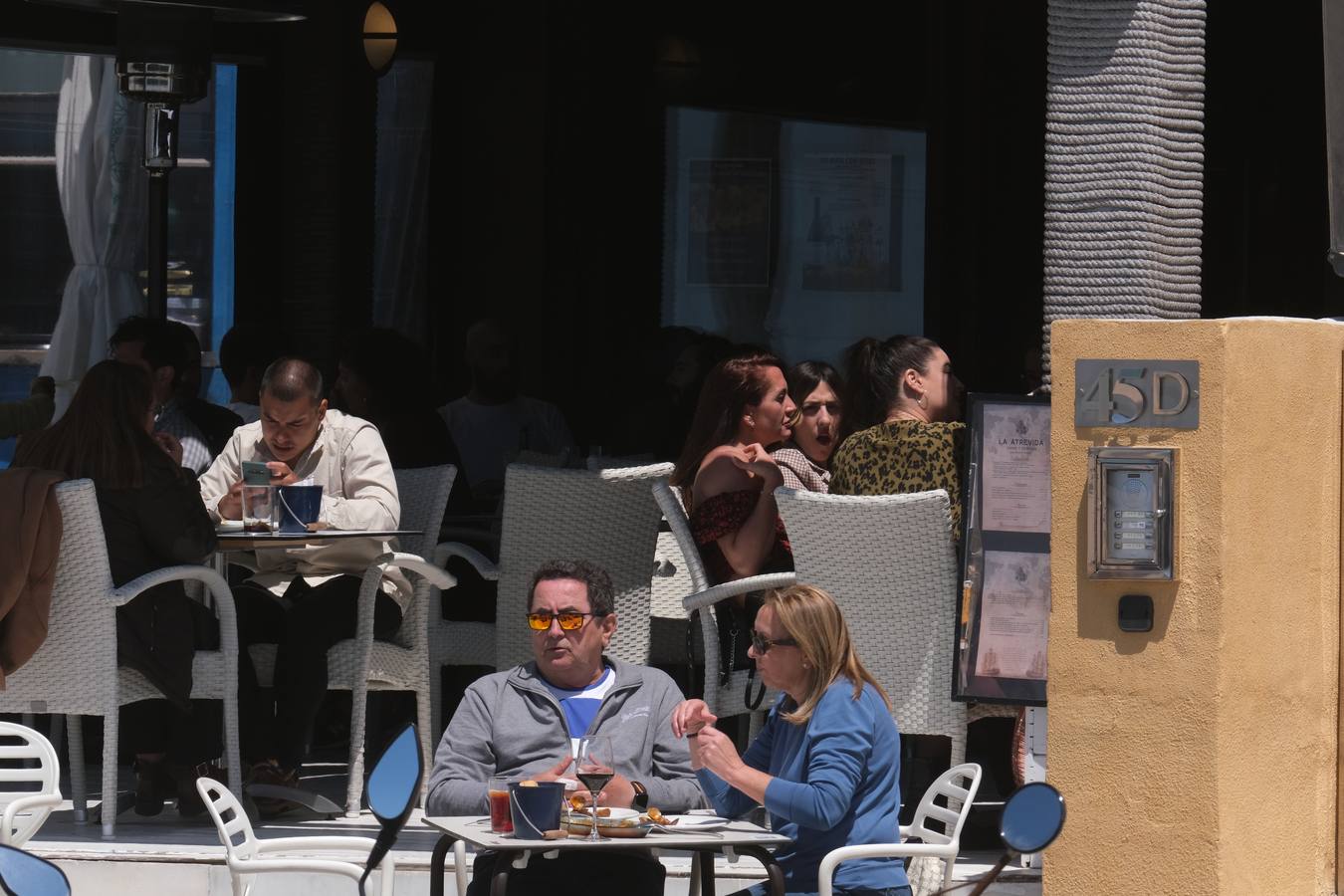 Ambiente en las terrazas y en la playa en Cádiz el primer fin de semana de mayo