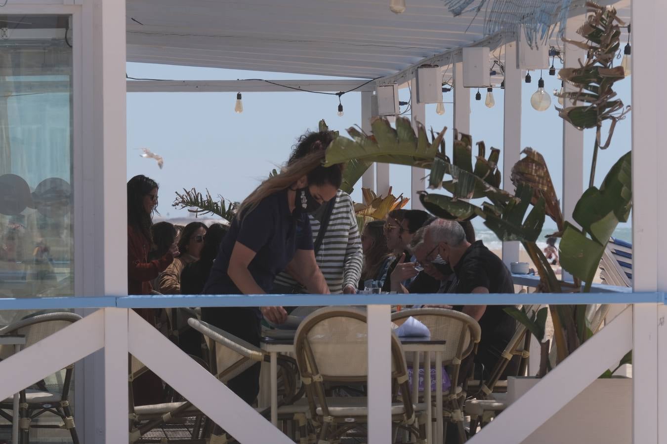 Ambiente en las terrazas y en la playa en Cádiz el primer fin de semana de mayo