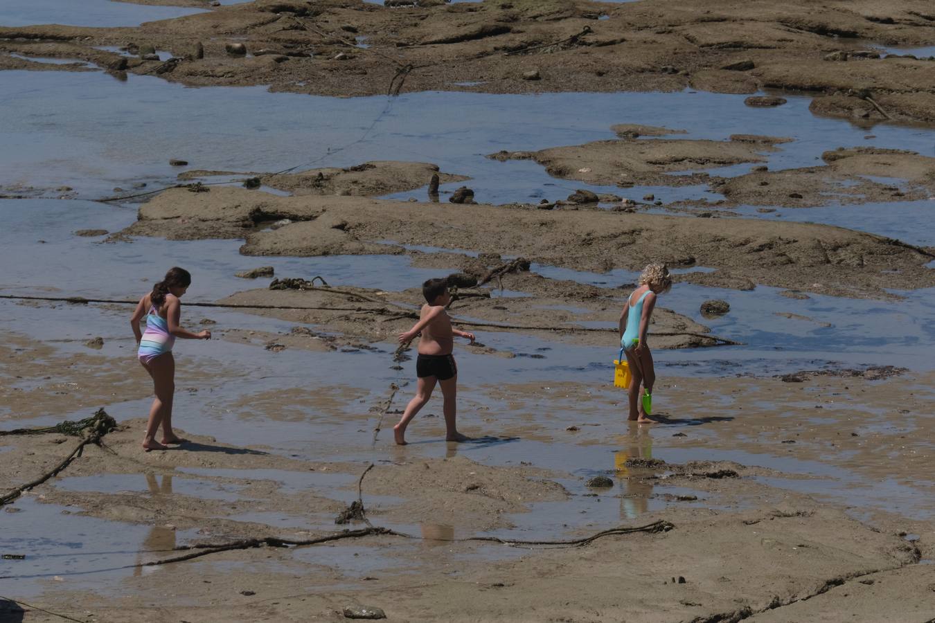 Ambiente en las terrazas y en la playa en Cádiz el primer fin de semana de mayo