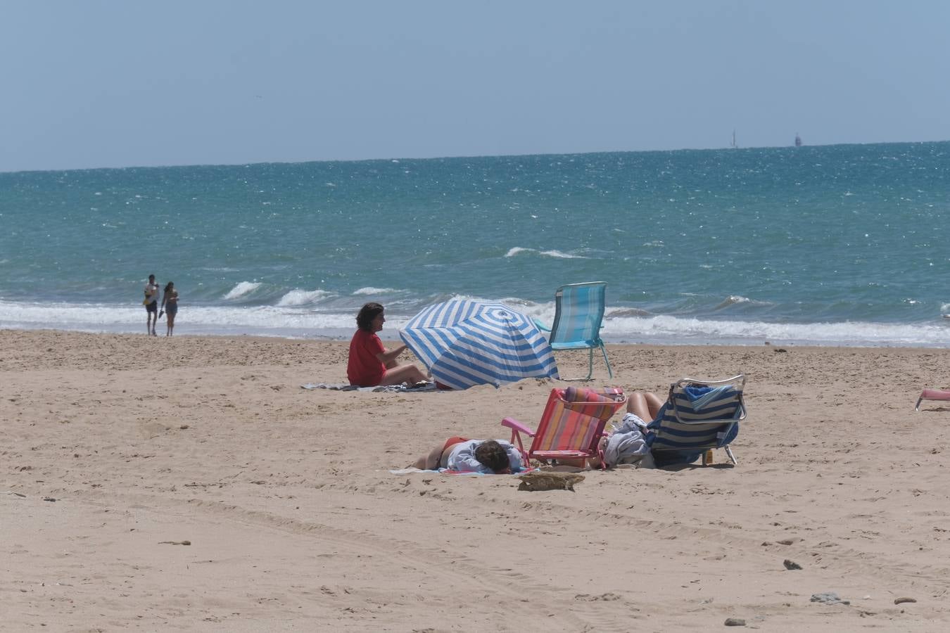 Ambiente en las terrazas y en la playa en Cádiz el primer fin de semana de mayo