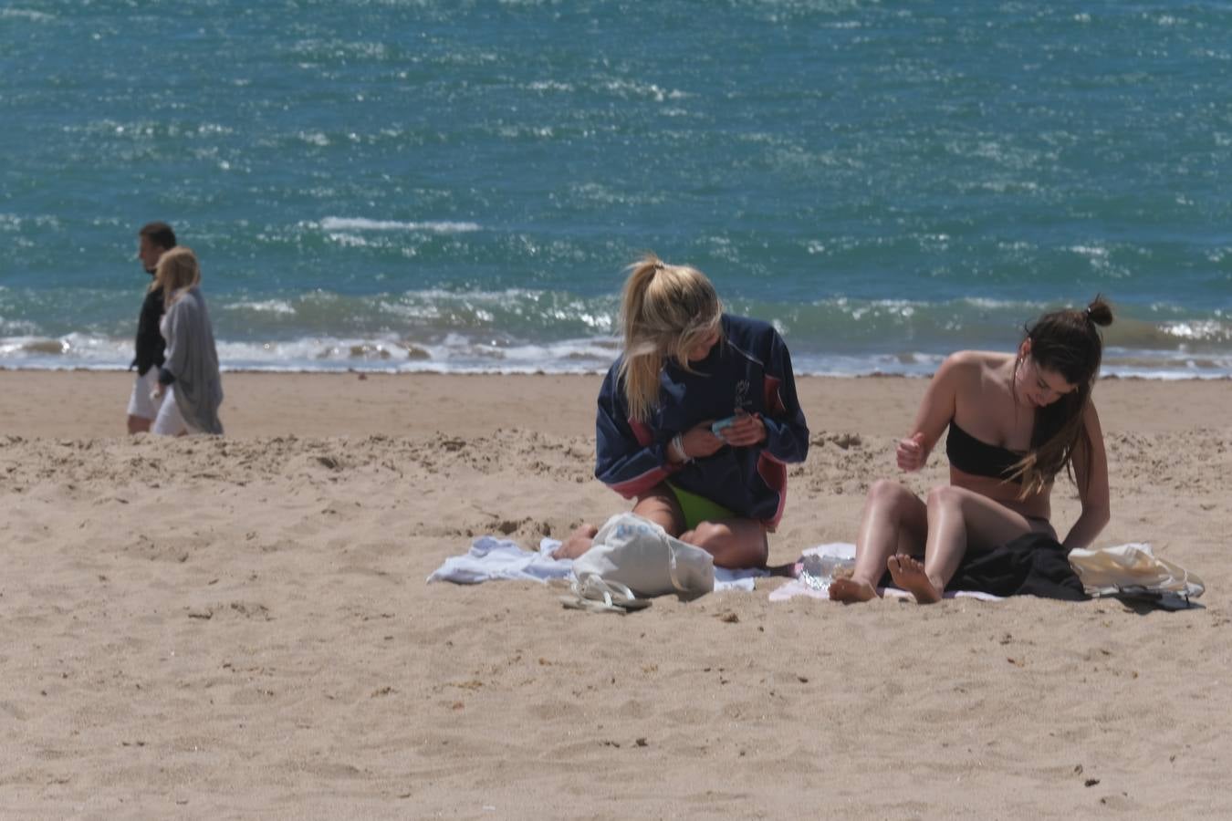 Ambiente en las terrazas y en la playa en Cádiz el primer fin de semana de mayo