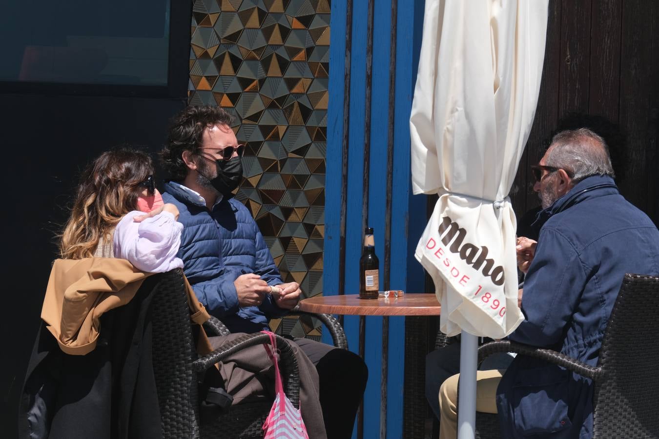 Ambiente en las terrazas y en la playa en Cádiz el primer fin de semana de mayo