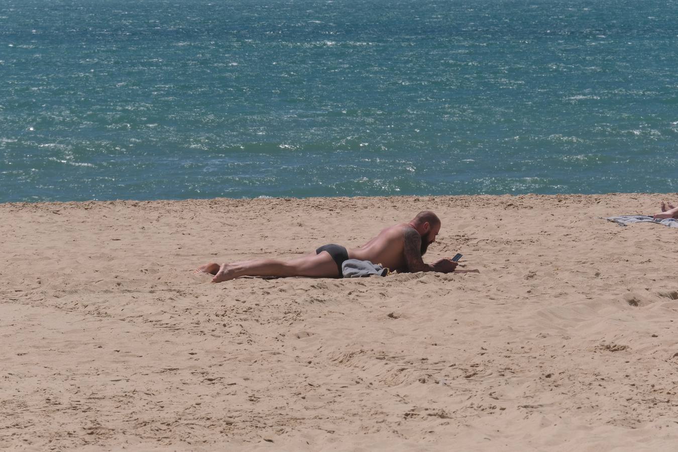 Ambiente en las terrazas y en la playa en Cádiz el primer fin de semana de mayo