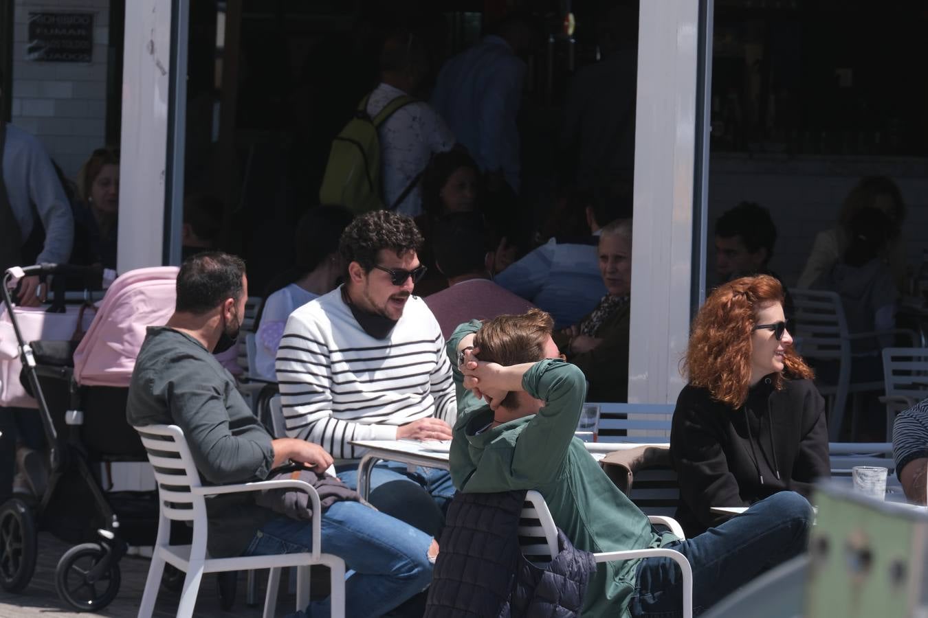 Ambiente en las terrazas y en la playa en Cádiz el primer fin de semana de mayo