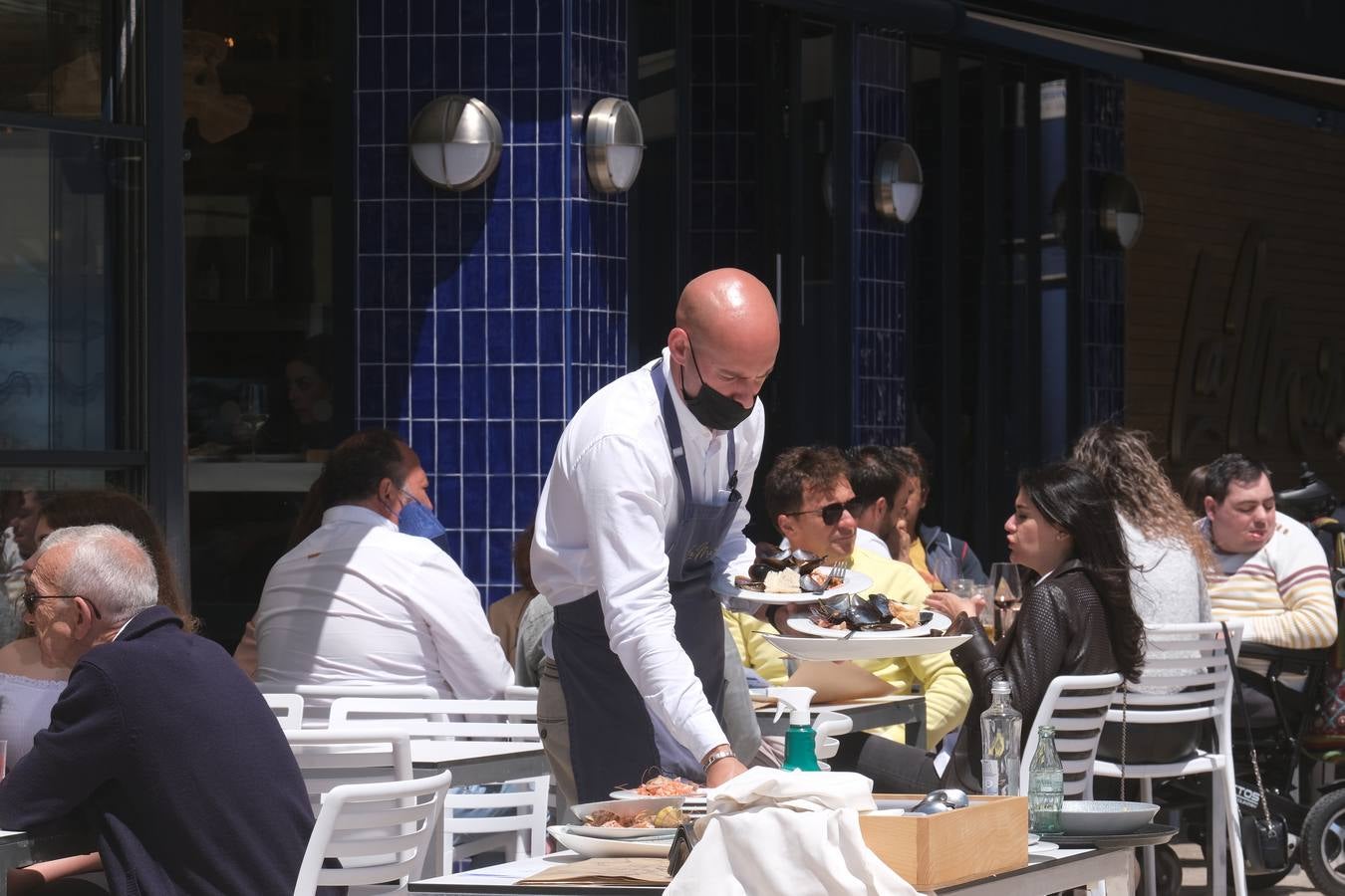 Ambiente en las terrazas y en la playa en Cádiz el primer fin de semana de mayo