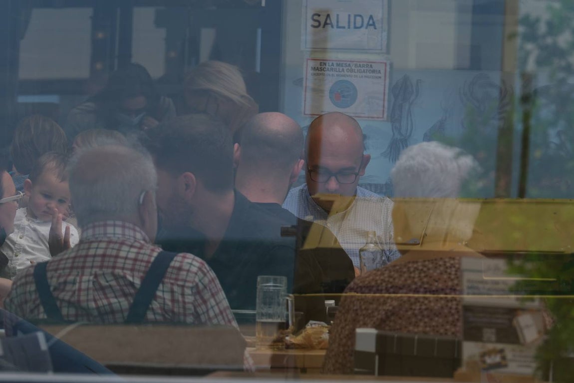 Ambiente en las terrazas y en la playa en Cádiz el primer fin de semana de mayo