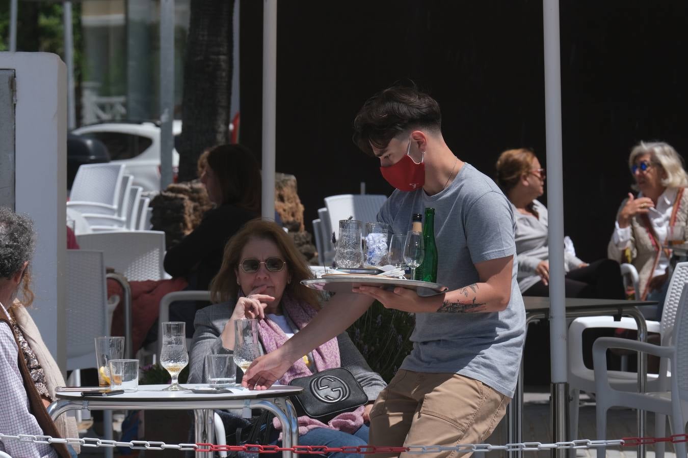 Ambiente en las terrazas y en la playa en Cádiz el primer fin de semana de mayo