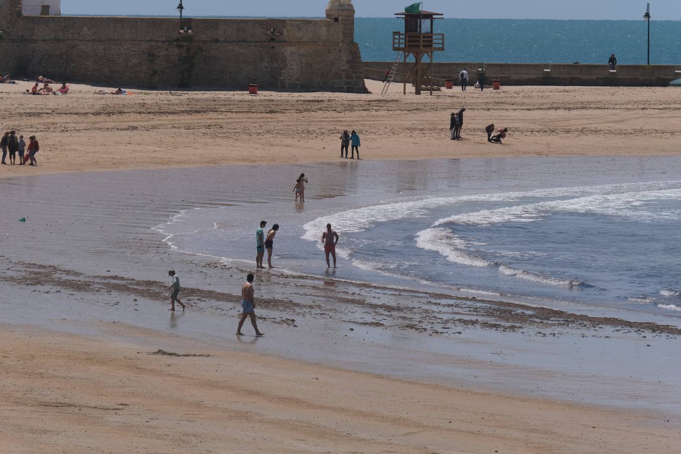 Ambiente en las terrazas y en la playa en Cádiz el primer fin de semana de mayo