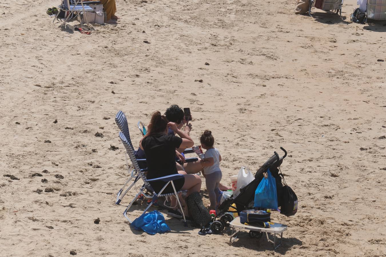 Ambiente en las terrazas y en la playa en Cádiz el primer fin de semana de mayo