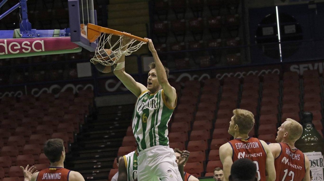 Importantísima victoria del Coosur Real Betis ante el Baxi Manresa (86-70)