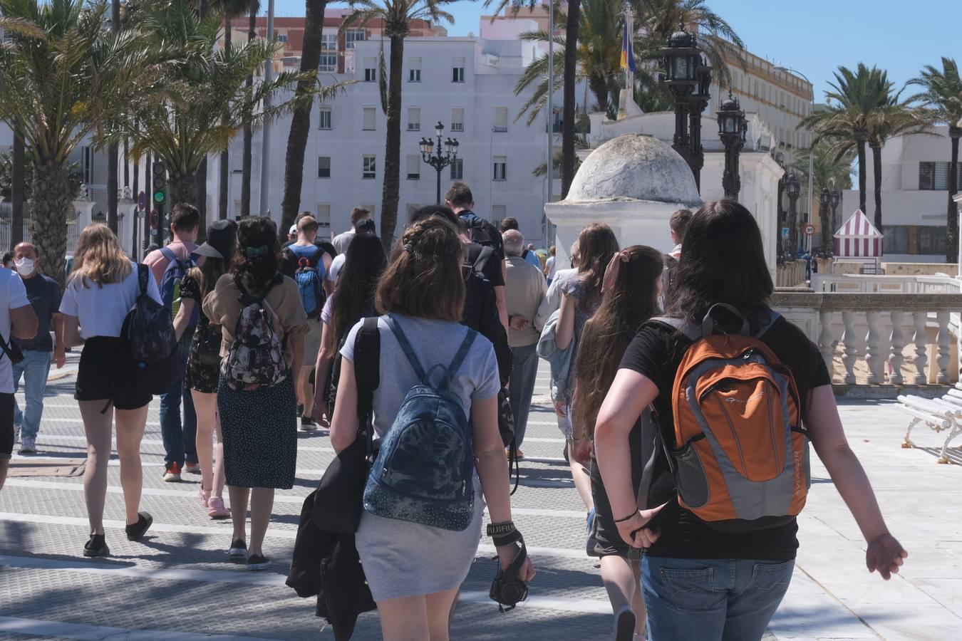 Gran ambiente en calles, paseos, bares y terrazas el primer domingo de mayo