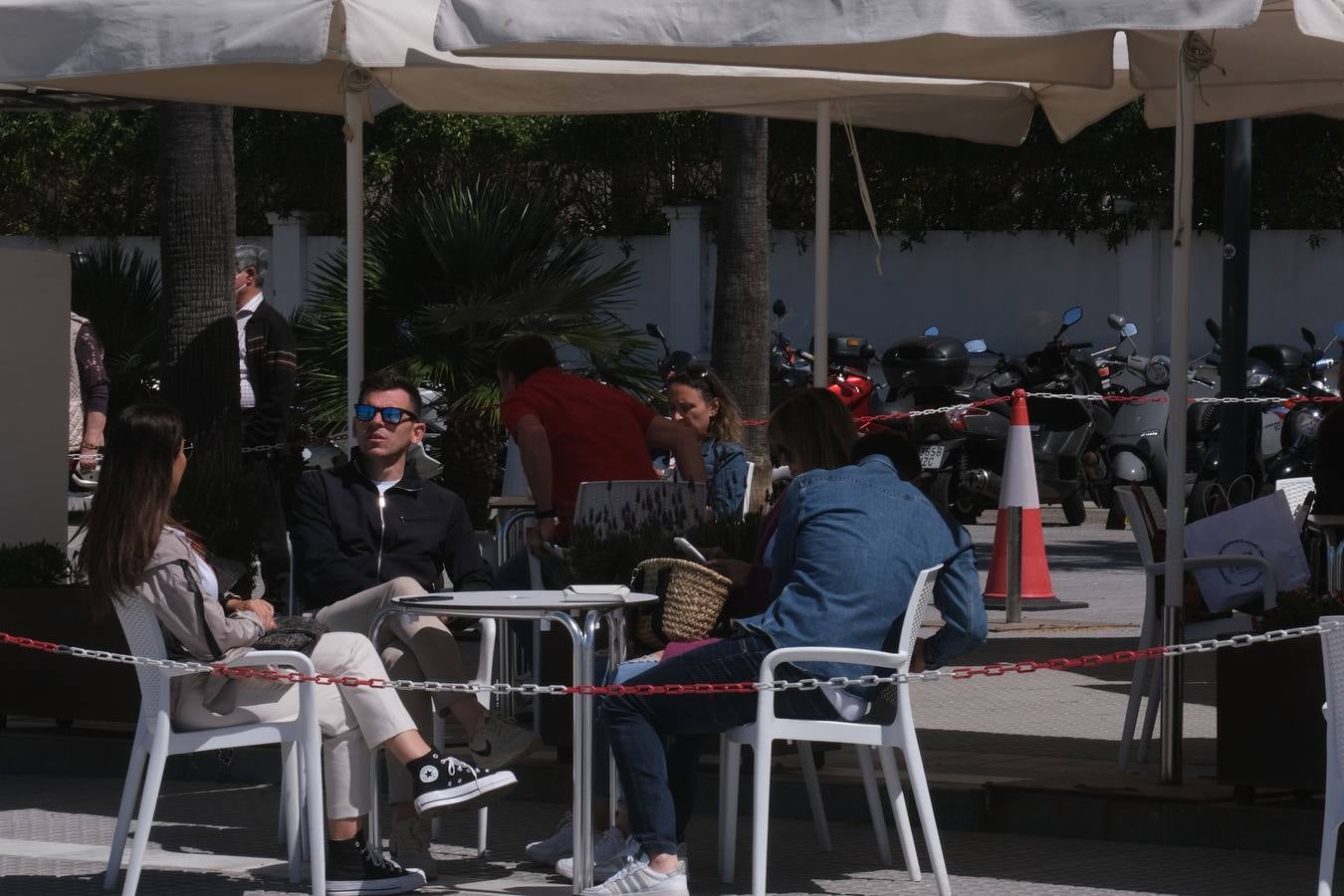 Gran ambiente en calles, paseos, bares y terrazas el primer domingo de mayo