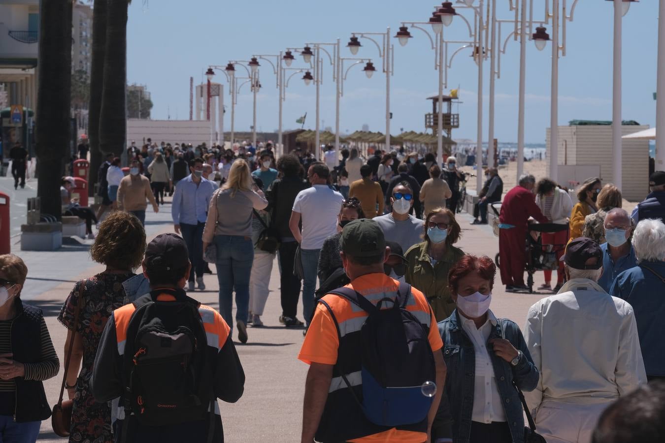 Gran ambiente en calles, paseos, bares y terrazas el primer domingo de mayo