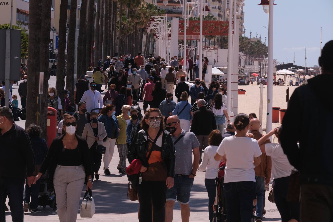 Gran ambiente en calles, paseos, bares y terrazas el primer domingo de mayo