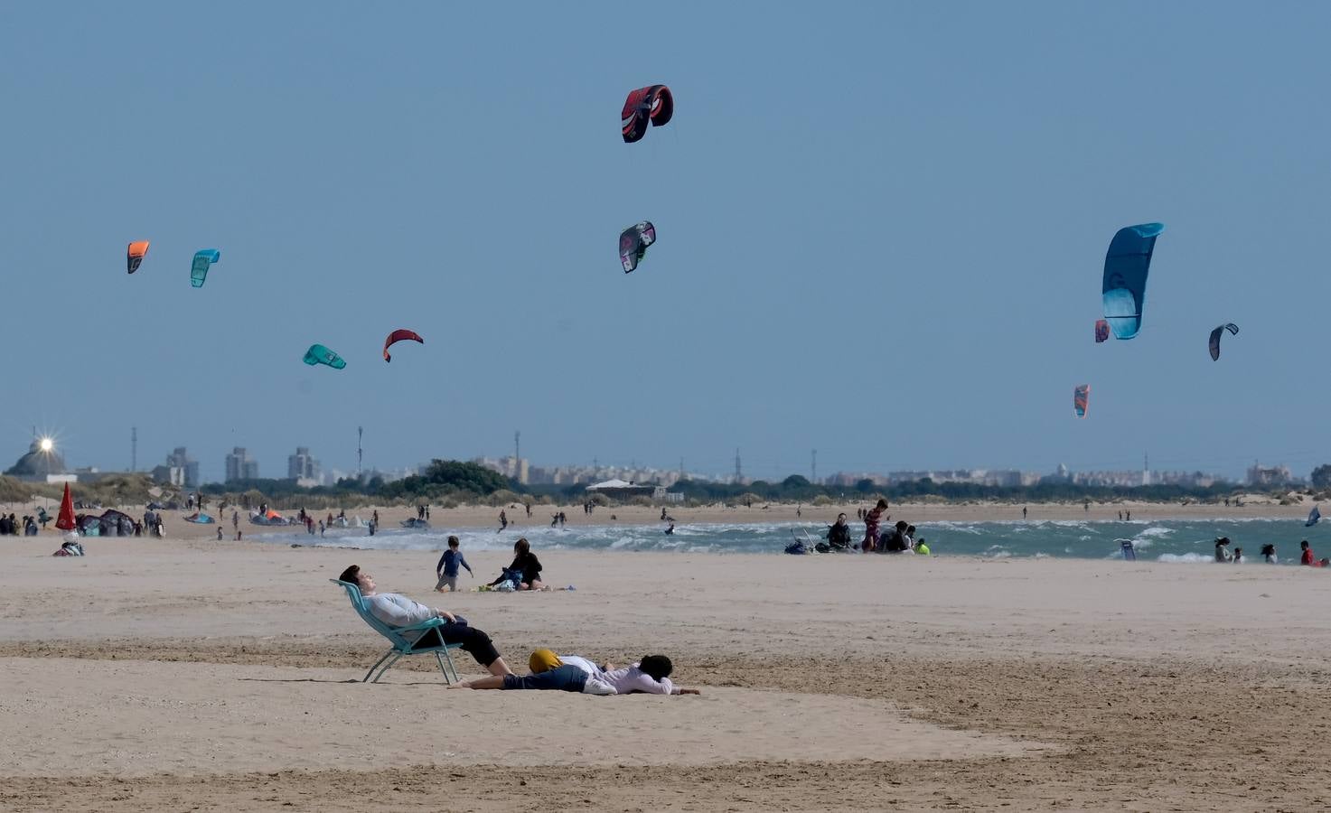 Gran ambiente en calles, paseos, bares y terrazas el primer domingo de mayo