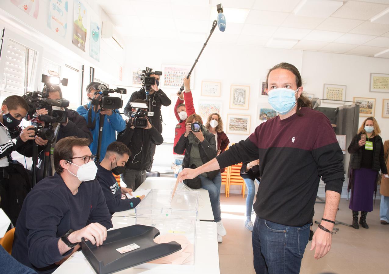 El líder de Podemos, Pablo Iglesias, ya ha votado en el Colegio Público La Navata, en La Navata. 