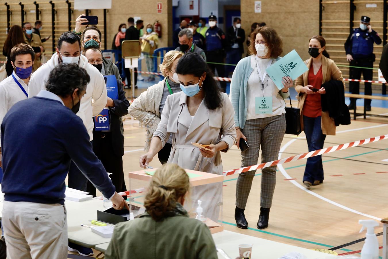 Rocío Monasterio llegaba a su colegio electoral sobre las diez de la mañana. Lo hacía acompañada de su marido Iván Espinosa de los Monteros. Junto a él, recogió del suelo las papeletas que había tirado las activistas de Femen mientras aseguraba que esperaba que hubiera «un intento de acorralarnos». 