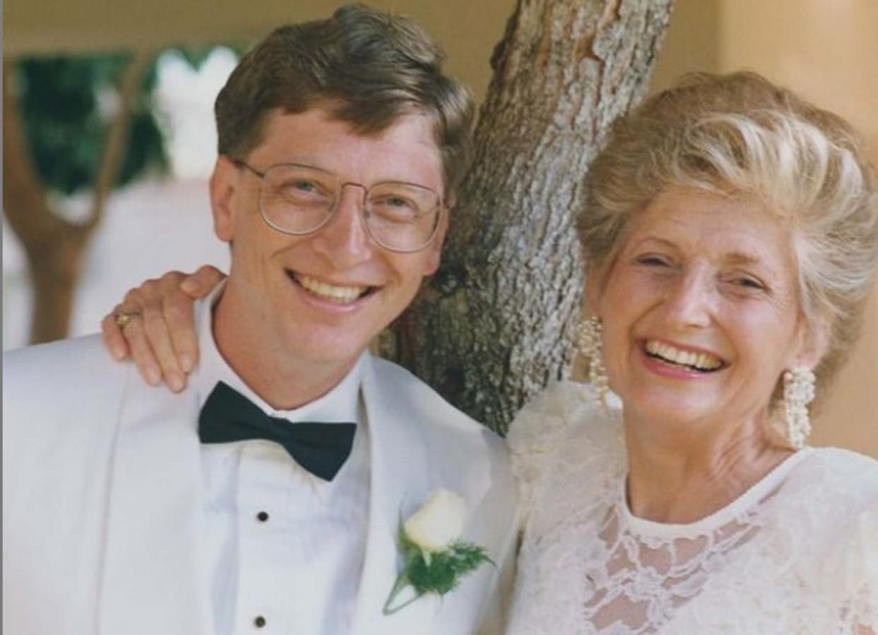 Bill Gates junto a su madre. 