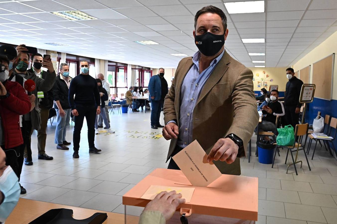 El líder de Vox, Santiago Abascal, ejerce su derecho al voto en el Colegio Pinar del Rey en Madrid, este martes. 