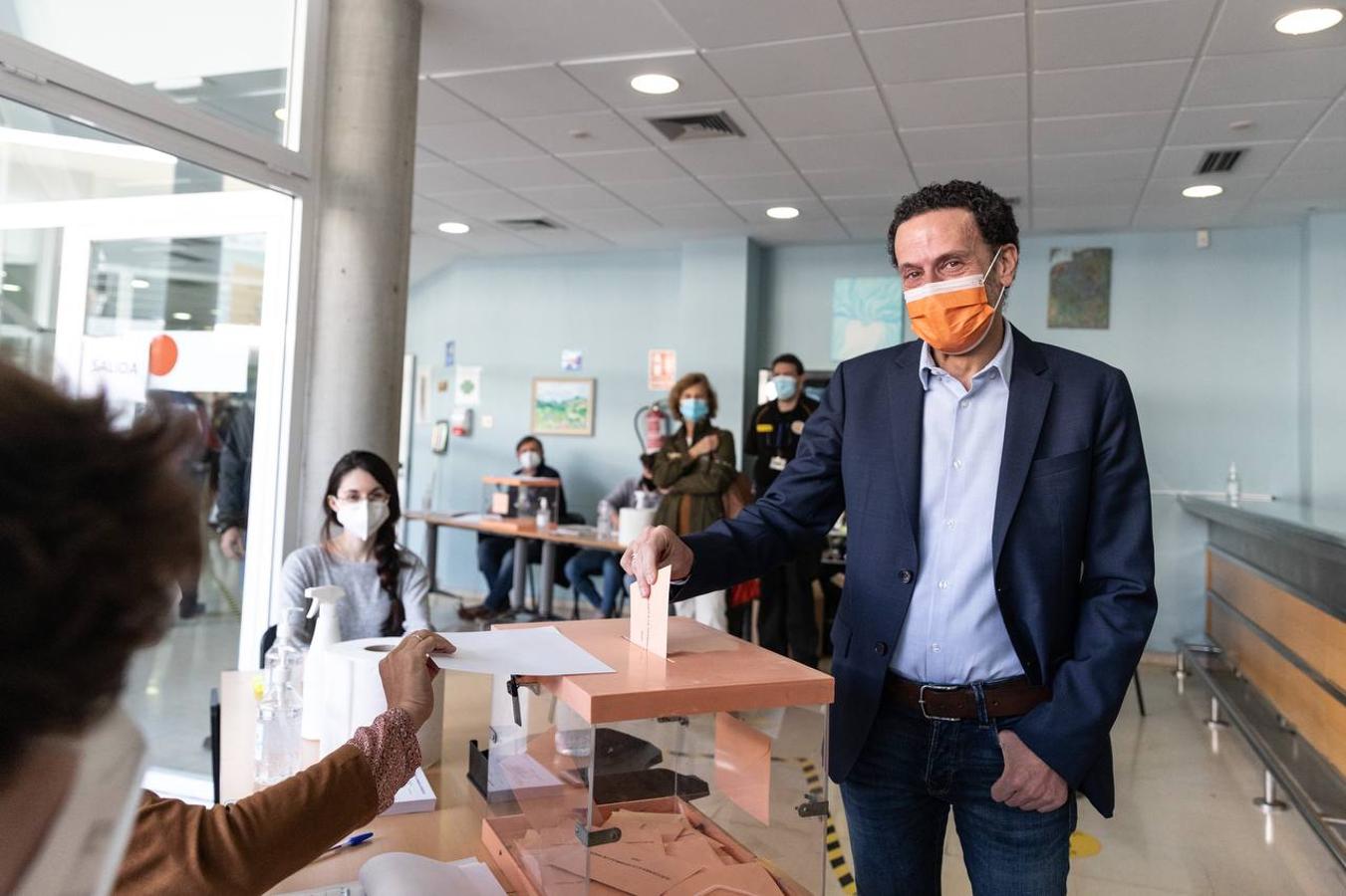 El candidato de Ciudadanos a presidir la Comunidad de Madrid, Edmundo Bal, ha votado en el Centro Cultural Alfredo Kraus. 