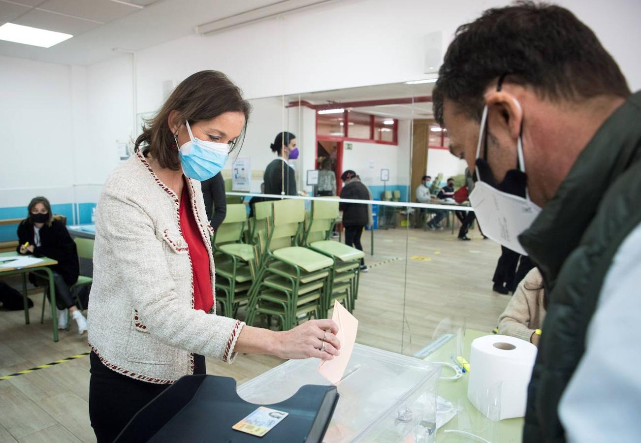 La ministra de Industria, Comercio y Turismo, Reyes Maroto (i), vota en el colegio Blas de Otero, este martes durante las elecciones autonómicas de la Comunidad de Madrid. 