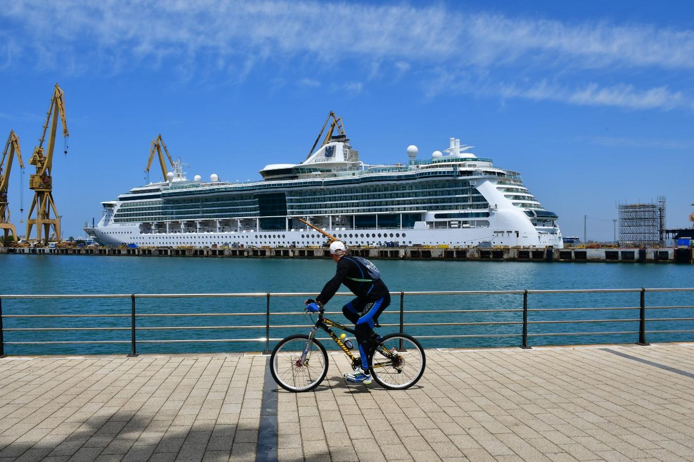 FOTOS: El crucero &#039;Jewel of the Seas&#039; entrando en el astillero de Cádiz