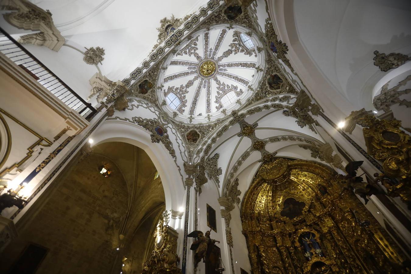 La nueva iluminación de la iglesia de San Francisco de Córdoba, en imágenes