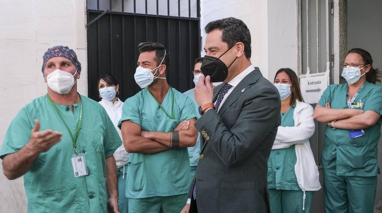 Fotos: Juanma Moreno visita el hospital Puerta del Mar de Cádiz