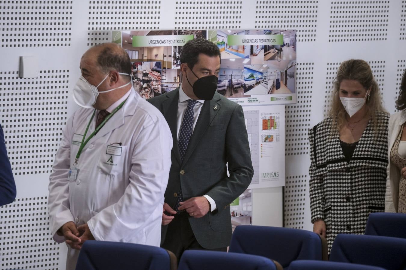 Fotos: Juanma Moreno visita el hospital Puerta del Mar de Cádiz