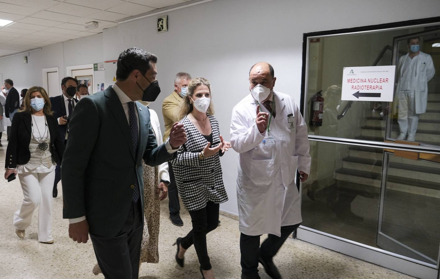 Fotos: Juanma Moreno visita el hospital Puerta del Mar de Cádiz