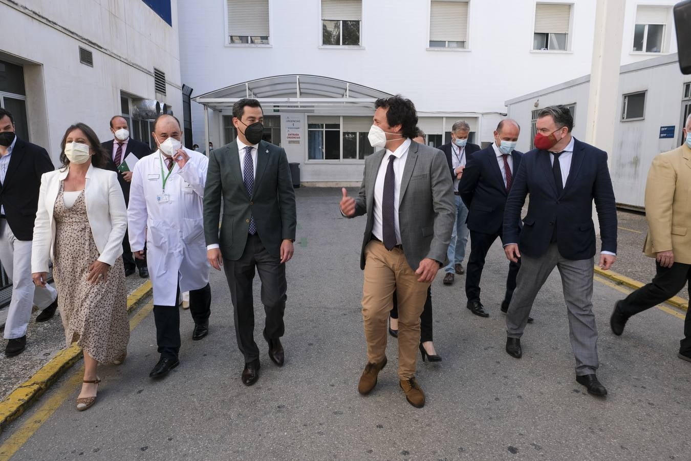 Fotos: Juanma Moreno visita el hospital Puerta del Mar de Cádiz