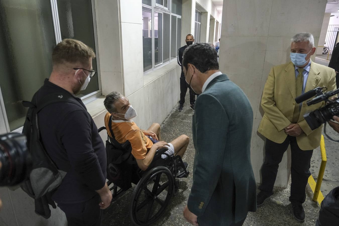 Fotos: Juanma Moreno visita el hospital Puerta del Mar de Cádiz