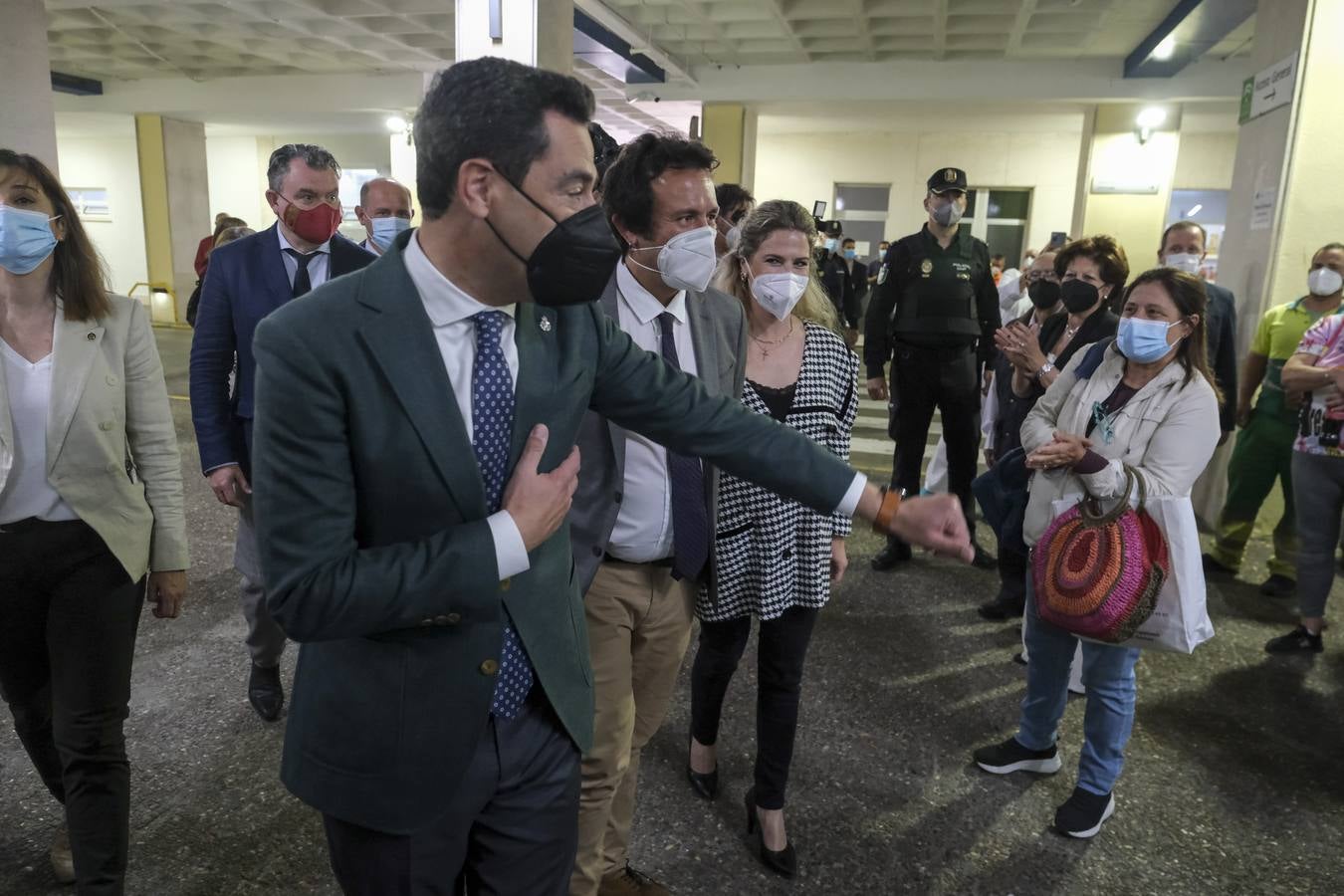 Fotos: Juanma Moreno visita el hospital Puerta del Mar de Cádiz