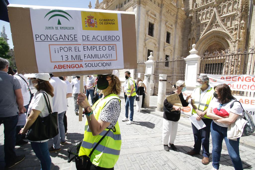 Trabajadores de Abengoa piden a Gobierno y Junta que no los «abandonen» en una protesta en Sevilla