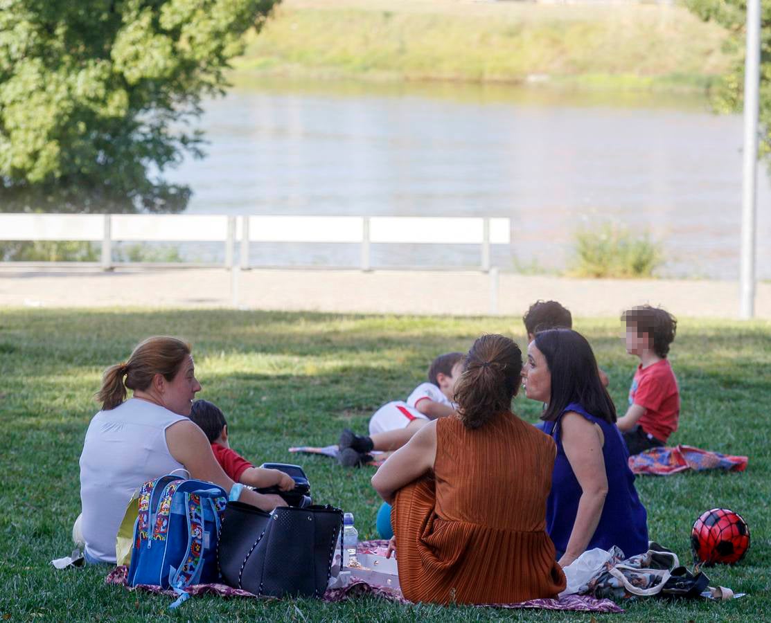 Personas disfrutando de las orillas del Guadalquivir