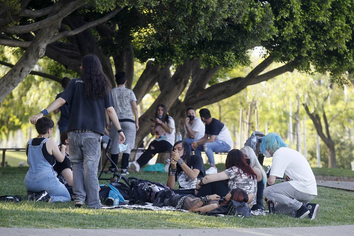 Personas disfrutando de las orillas del río Guadalquivir