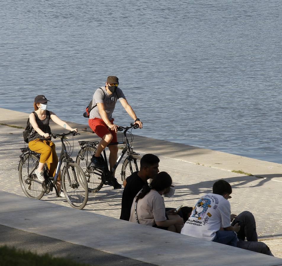 Personas disfrutando de las orillas del río Guadalquivir