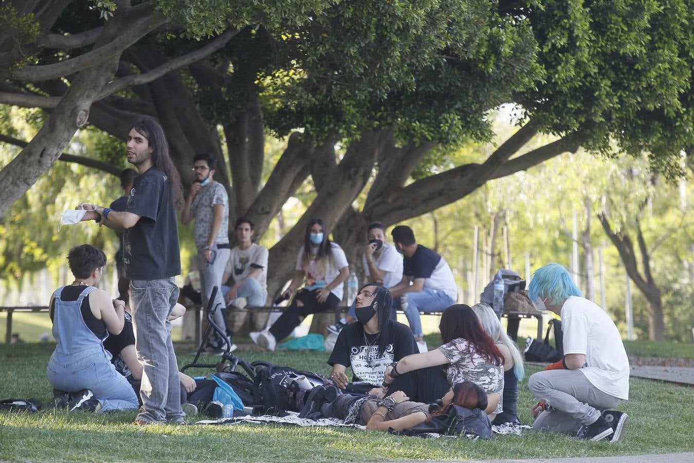 Personas disfrutando de las orillas del río Guadalquivir