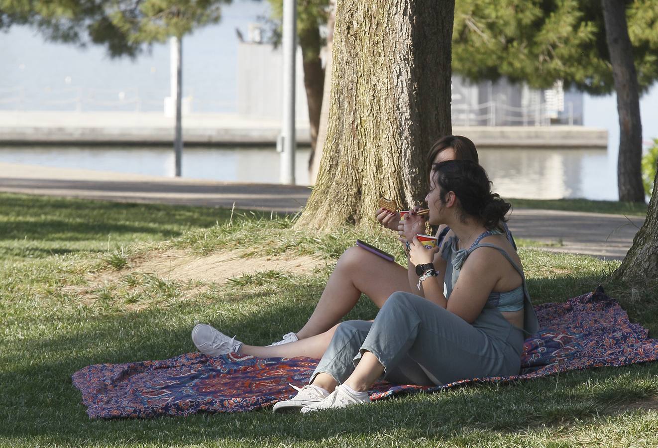 Personas disfrutando de las orillas del río Guadalquivir