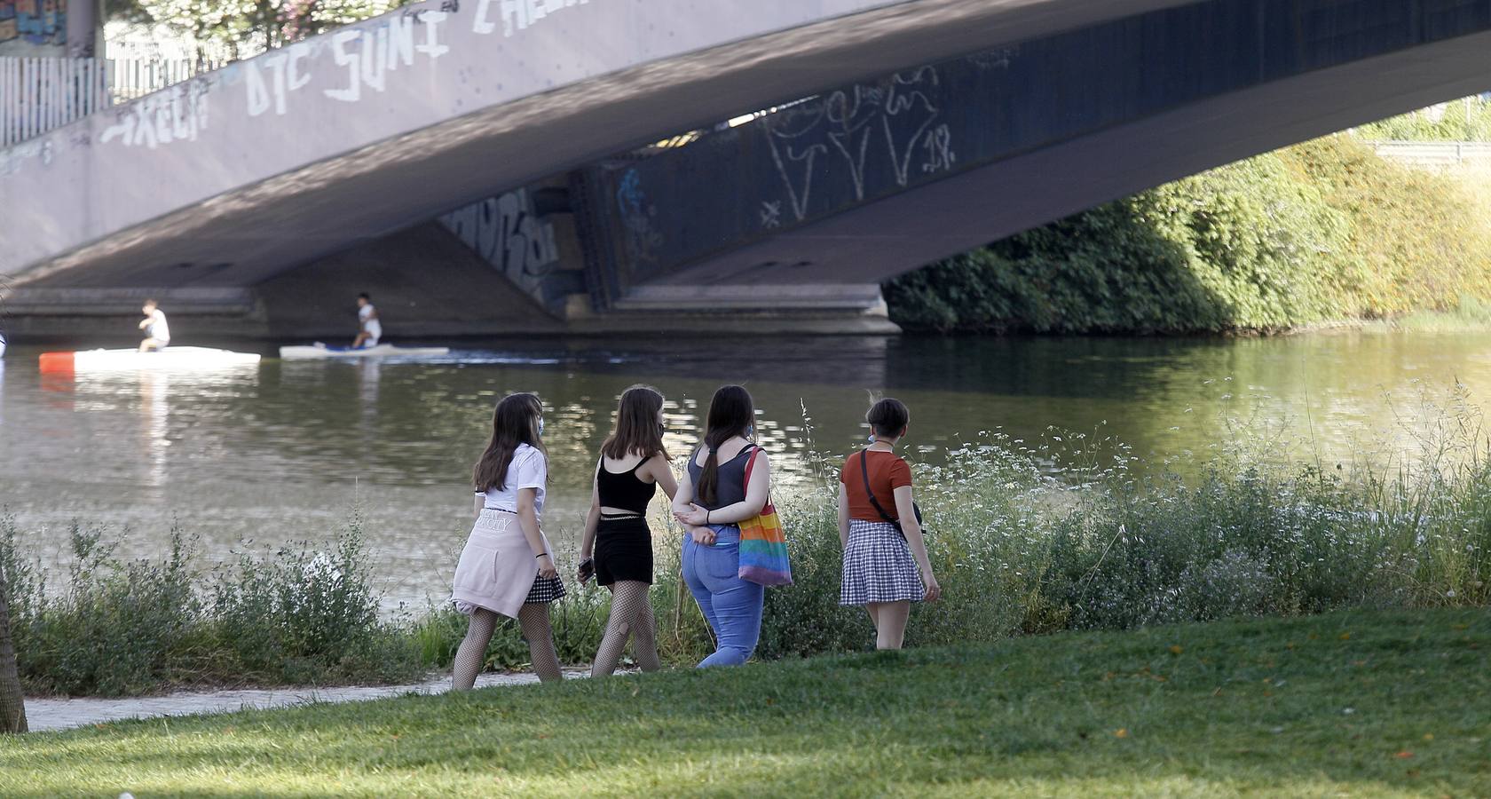 Personas disfrutando de las orillas del río Guadalquivir