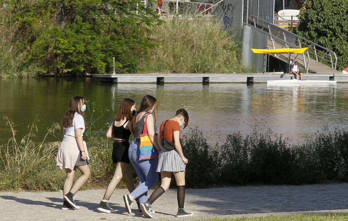 Personas disfrutando de las orillas del río Guadalquivir