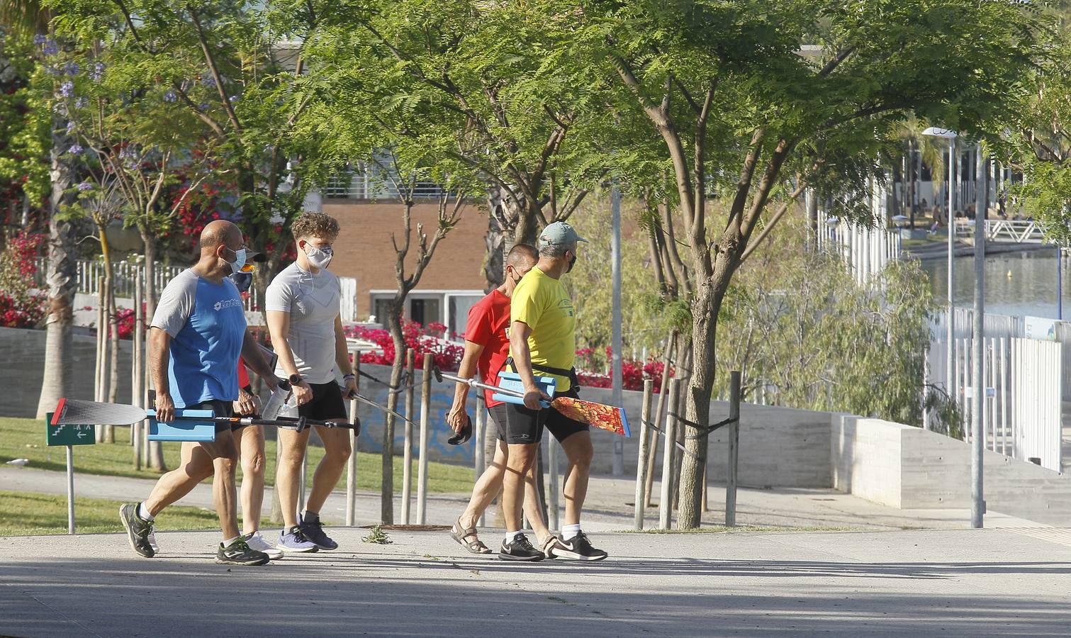 Personas disfrutando de las orillas del río Guadalquivir