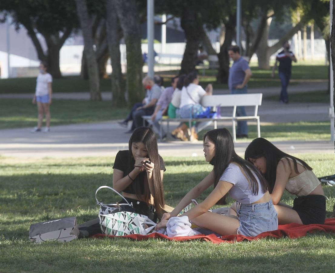 Personas disfrutando de las orillas del río Guadalquivir