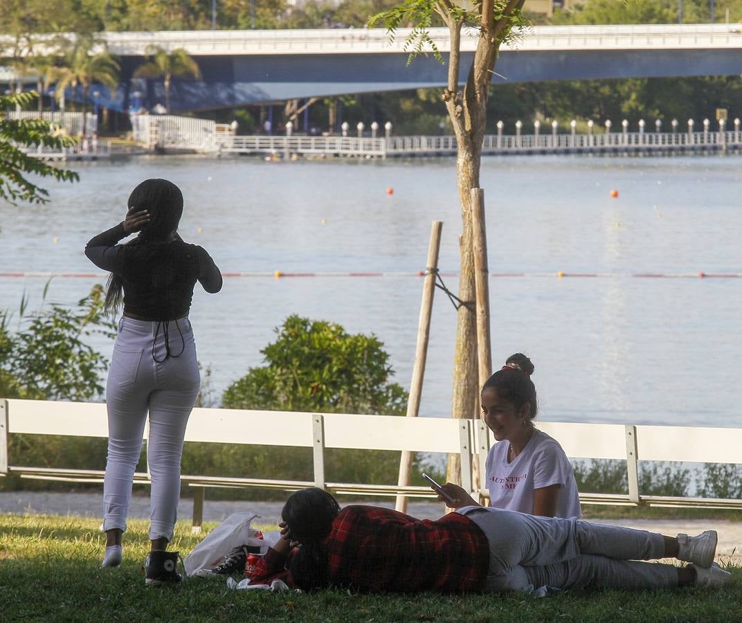 Personas disfrutando de las orillas del río Guadalquivir