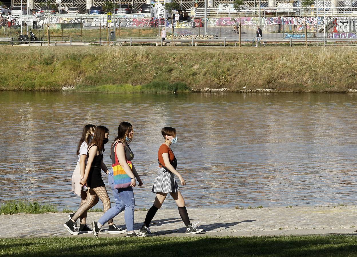 Personas disfrutando de las orillas del río Guadalquivir