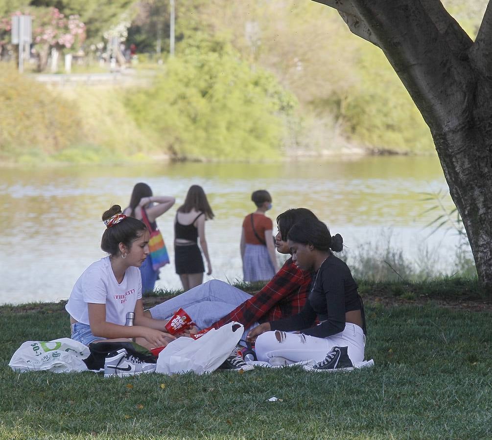 Personas disfrutando de las orillas del río Guadalquivir