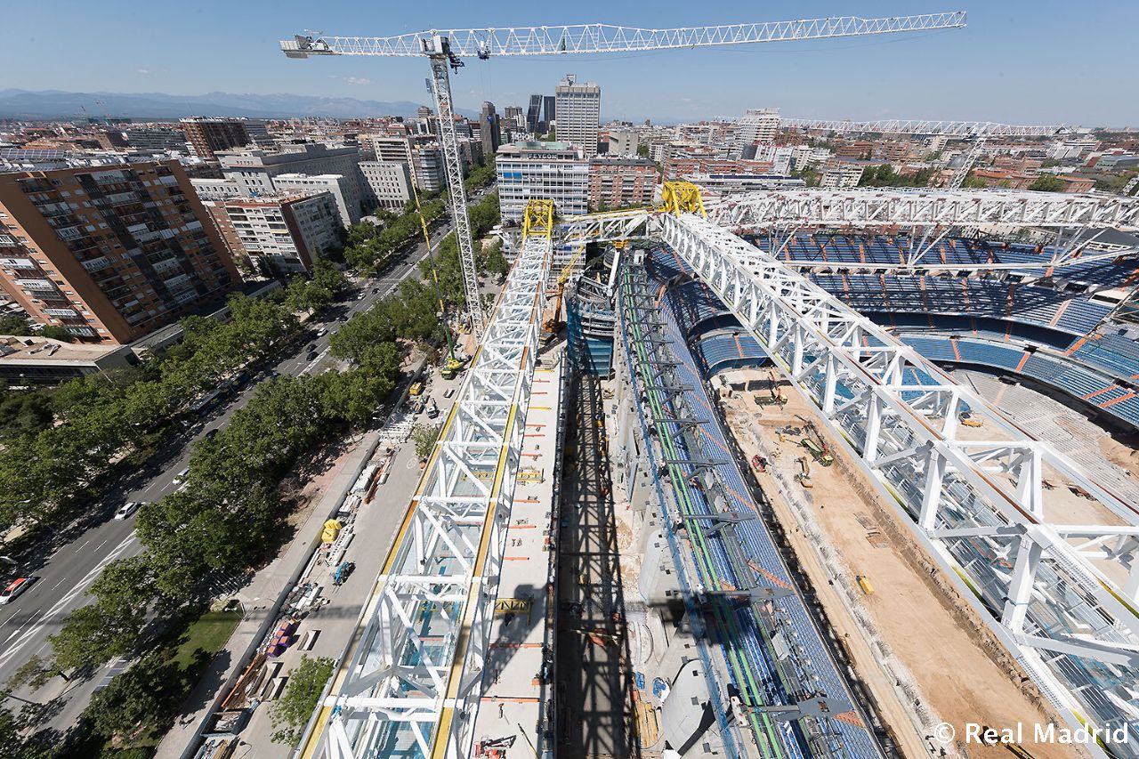 Las obras del nuevo Santiago Bernabéu, desde el aire y a pie de campo