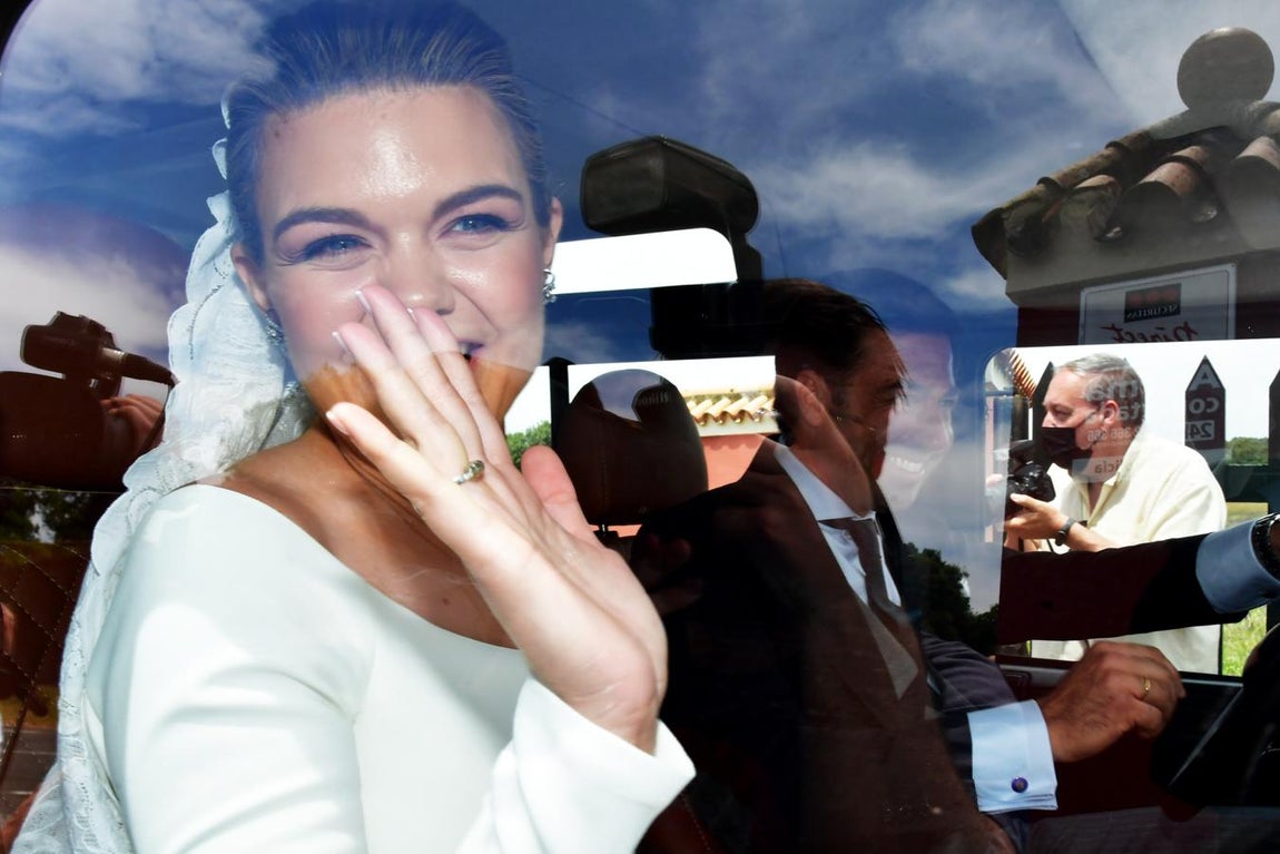 La hija de Espartaco saludando a la prensa congregada. A su lado, su ya marido, Tito de Novales. 