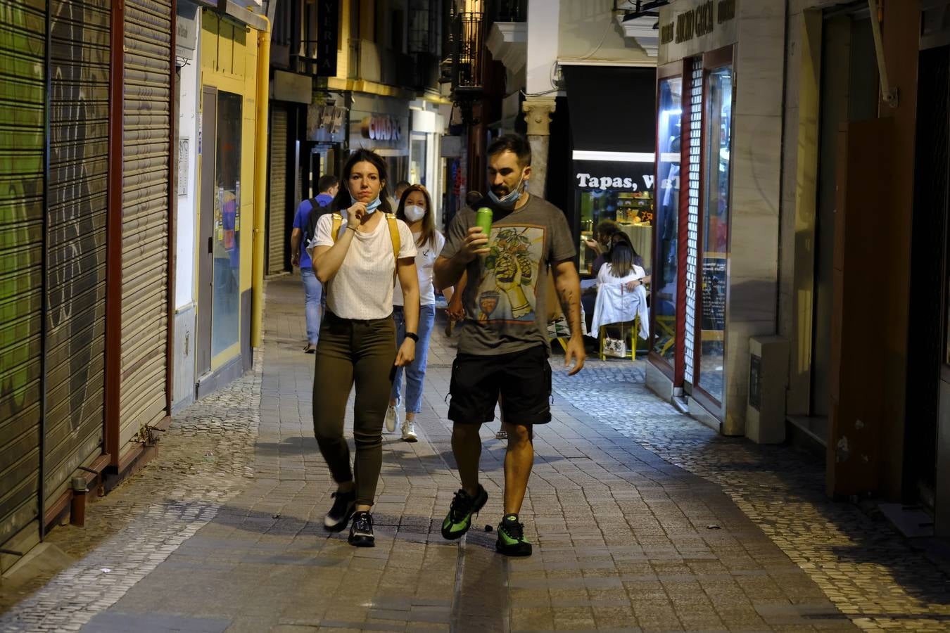 Ambiente en el Centro de Sevilla con el fin del toque de queda