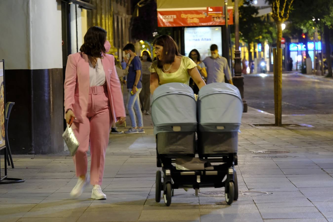 Ambiente en el Centro de Sevilla con el fin del toque de queda